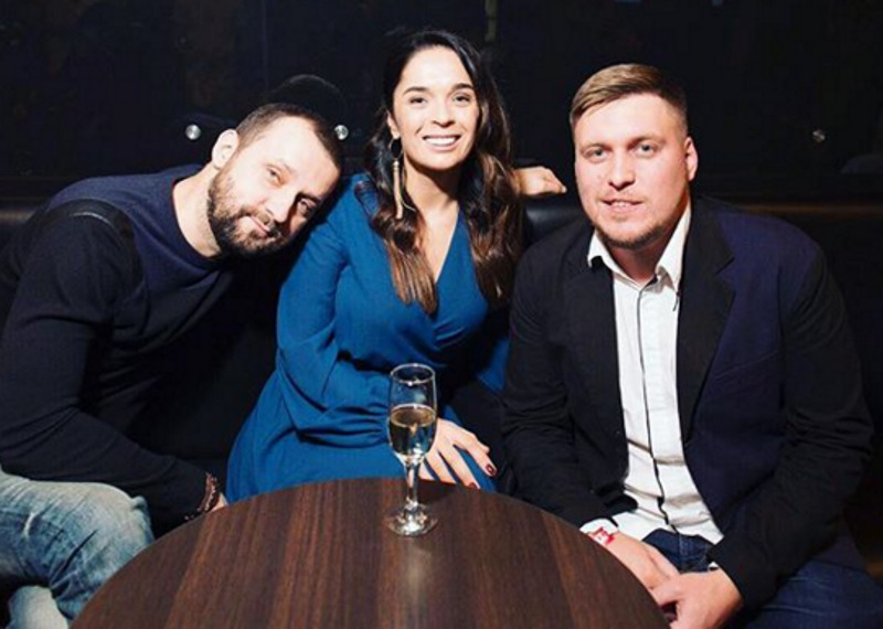 Юля Ахмедова – пока единственная девушка, добившаяся успеха в русском стендапе. C Русланом Белым и Александром Незлобиным