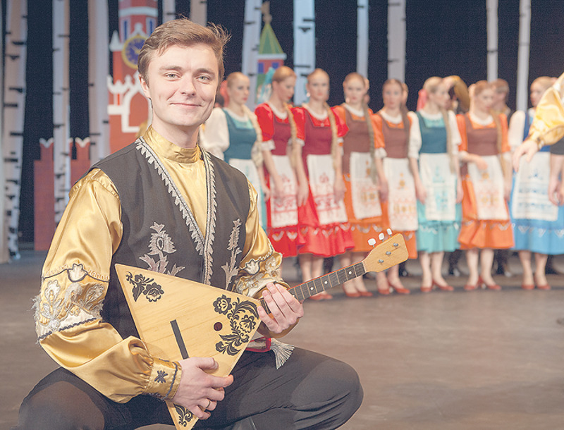 Некоторые действующие танцоры ансамбля «Березка» принимали участие в съемках сериала