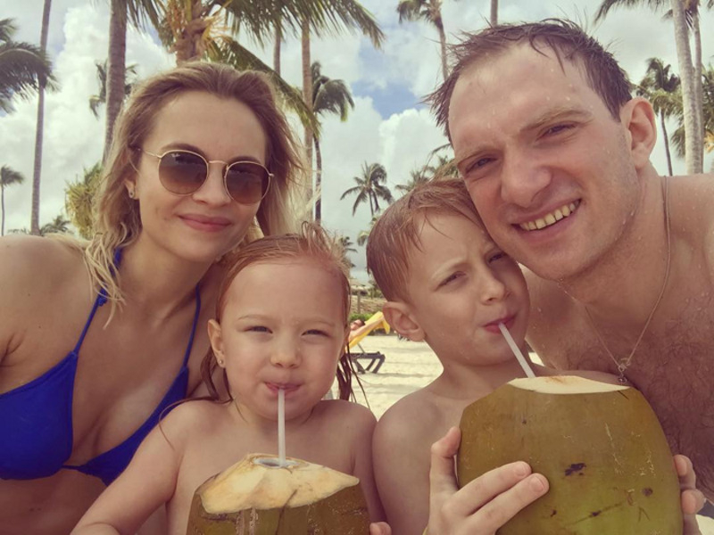 За спиной Андрея Бурковского - прекрасный тыл в виде понимающей жены Ольги и обожаемых им детей