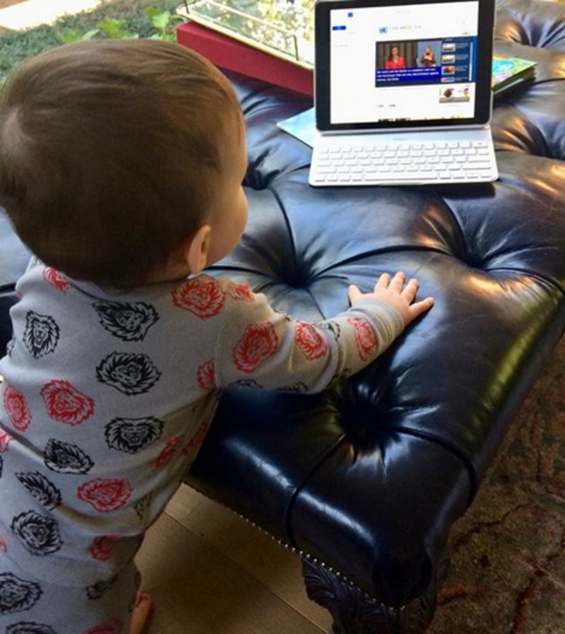 24 марта 2016 года Хэтэуэй родила сына Джонатана. По словам актрисы, беременность далась ей очень не просто