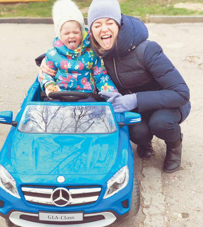 Впервые на съемочную площадку Анечка, дочь Александры и режиссера Евгения Семенова, попала еще в грудном возрасте, Декретный отпуск у мамы длился всего полтора месяца