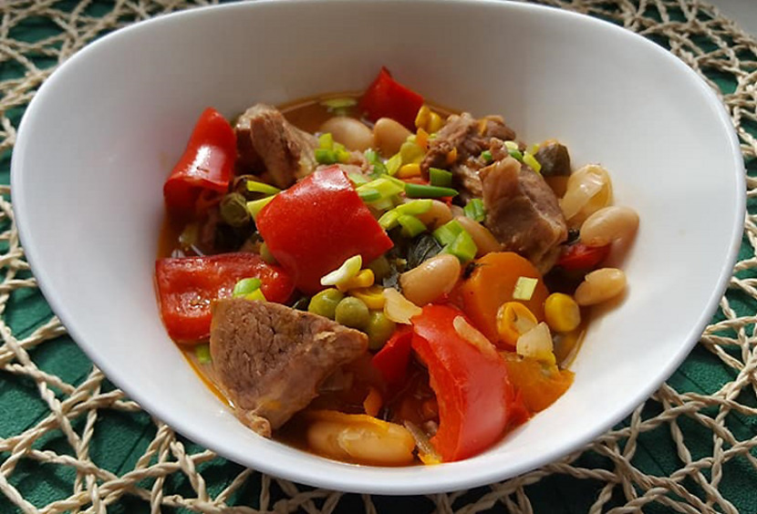 Баранина, тушеная с фасолью, перцем и кукурузой