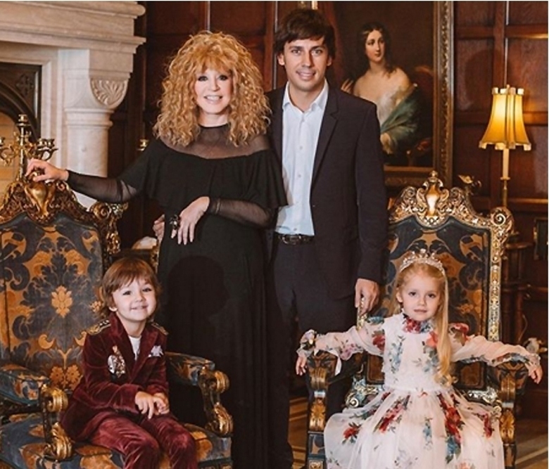 Алла Пугачева и Максим Галкин с детьми