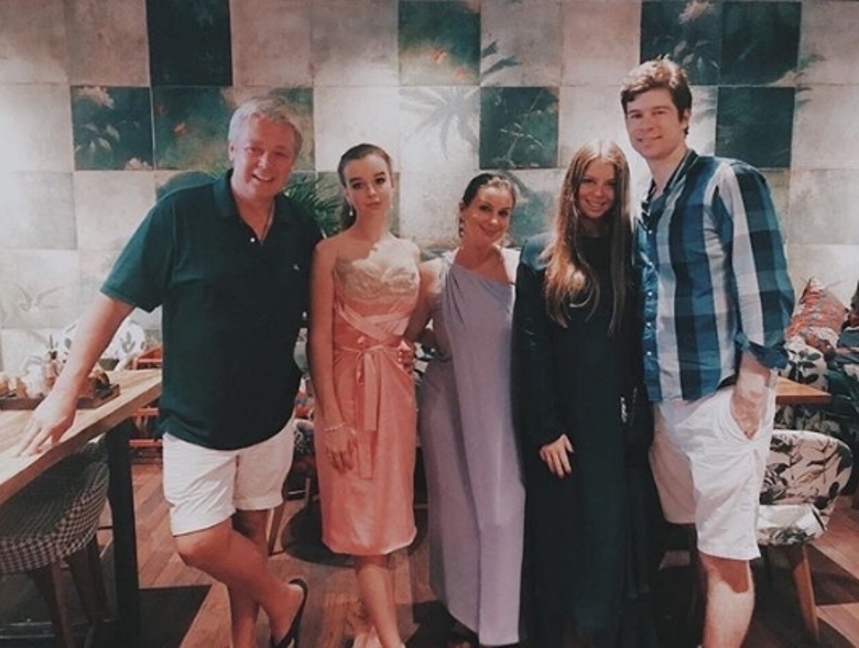 ЕКАТЕРИНА СТРИЖЕНОВА с семьей