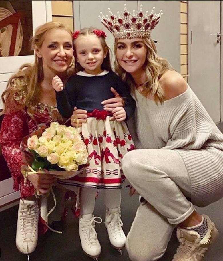 Татьяна Навка с младшей дочкой и Екатериной Ванавой