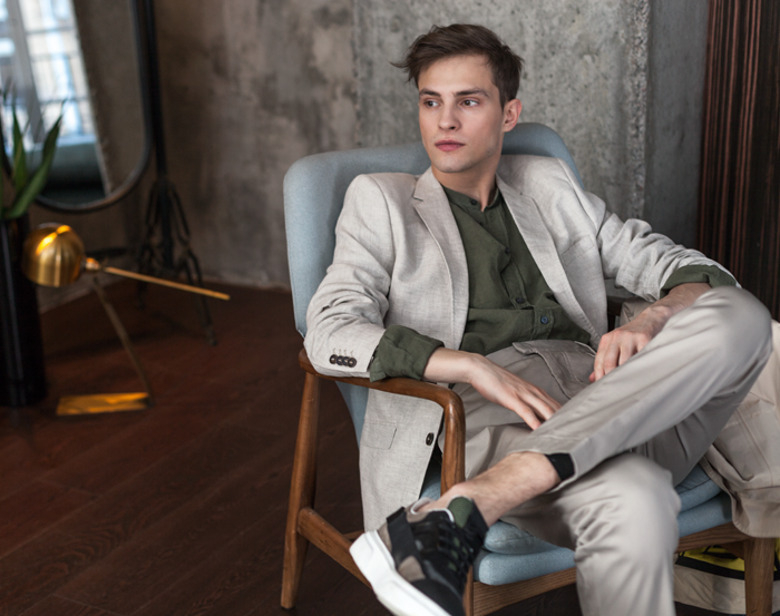 Пиджак, H&M; рубашка, PEUTEREY; брюки и обувь, все – ICEBERG