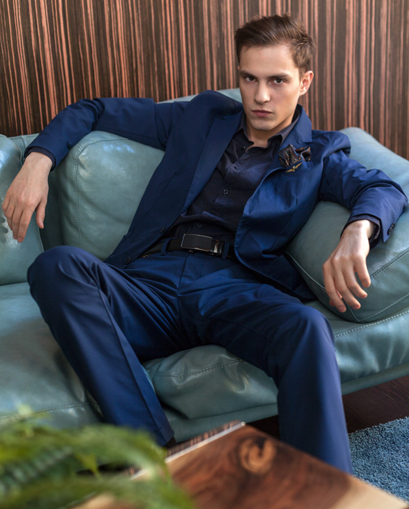 Костюм, Aeronautica Militare; рубашка, GUESS; шелковый платок, Zara; ремень, BRIONI