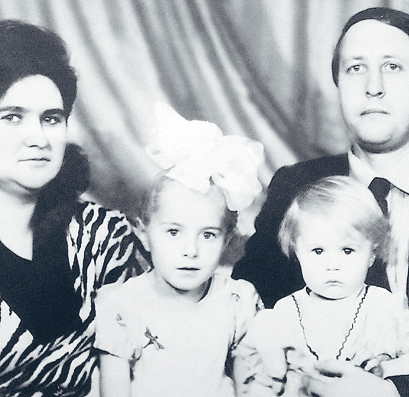 Родители Валентины не имели никакого отношения к миру театра и кино, однако регулярно водили будущую актрису и ее старшую сестру Женю на спектакли пермских театров