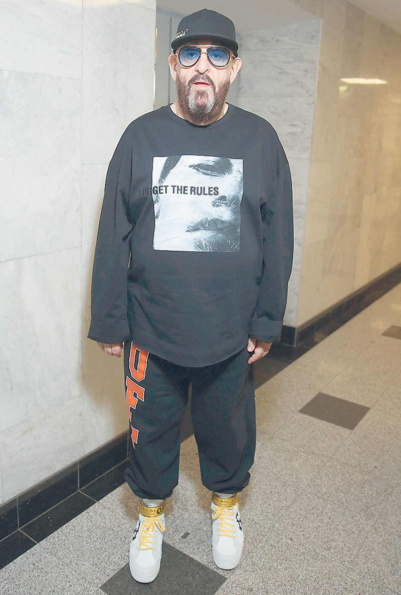 «Я хочу нравиться, — с улыбкой заметил Михаил Шуфутинский, комментируя свой молодежный облик. — Смотрю вокруг на молодежь: прикольно, хорошая одежда, модно, интересно. И решил тоже позволить себе такой стиль»