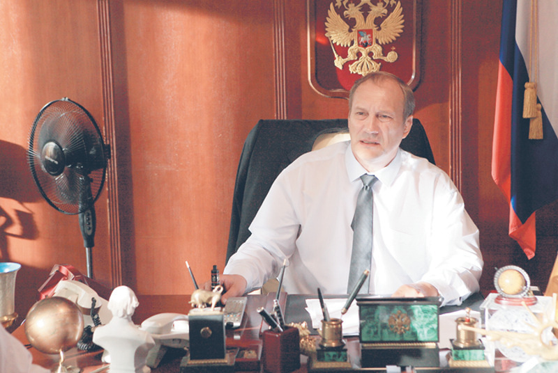 «Каникулы президента» — первая комедия в фильмографии Евгения Сидихина. Впрочем, роль он сыграл вполне серьезную — генерала ФСО