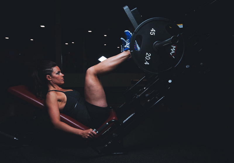 Нельзя отрывать спину от тренажера во время жима платформы ногами