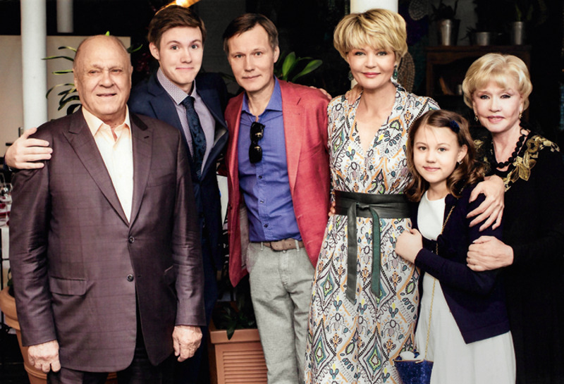 Семья в сборе: актер с детьми, супругой Юлией, тещей Верой Алентовой и тестем Владимиром Меньшовым