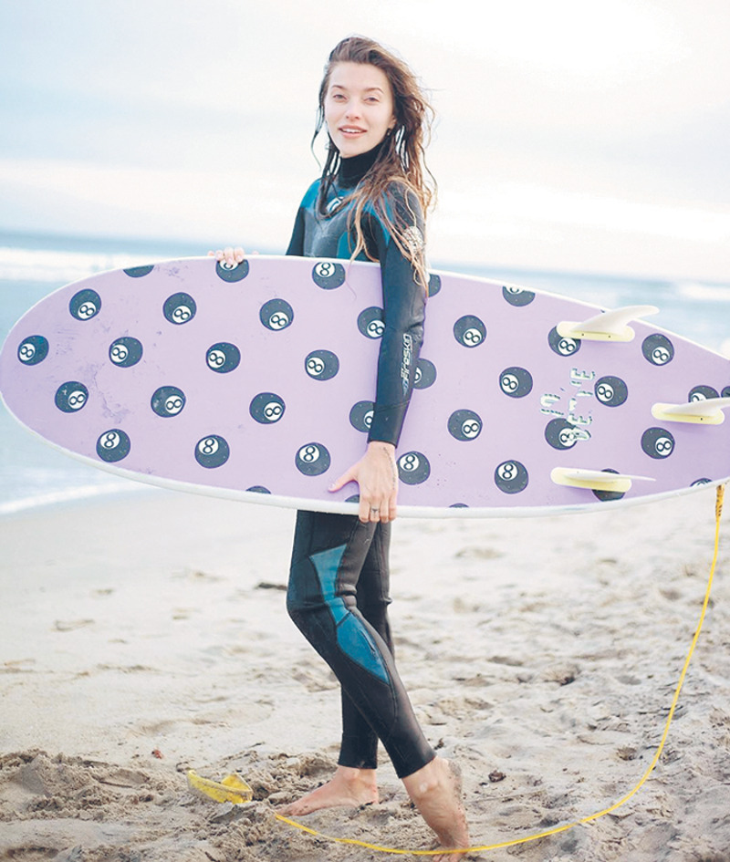 Правда, серфингом телеведущей удается позаниматься лишь два раза в год