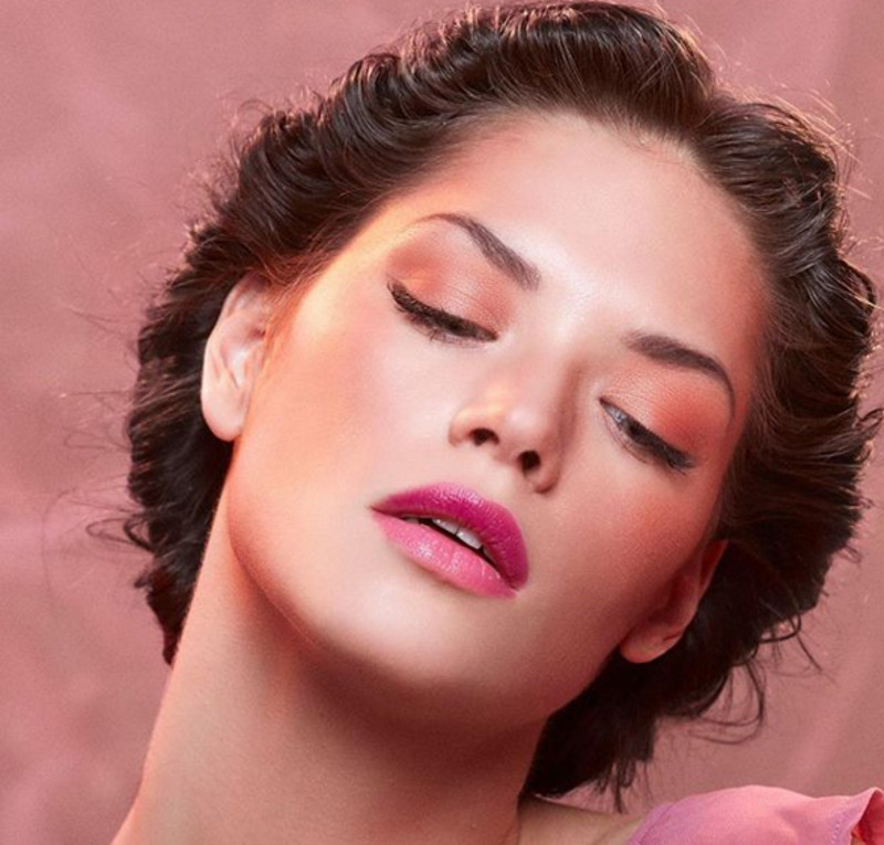 Губы можно накрасить в два цвета