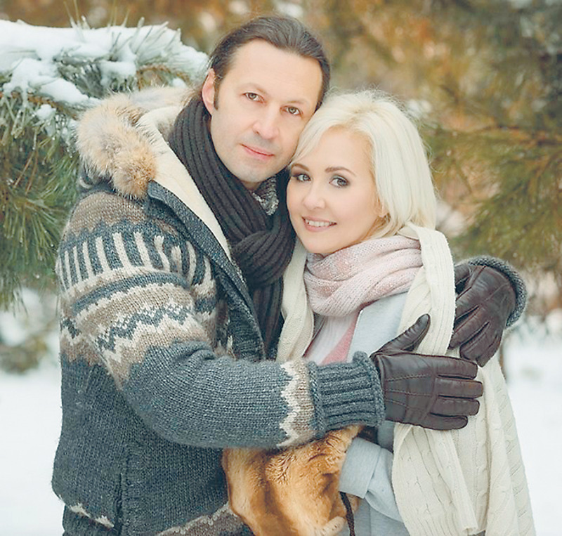 Как говорит сама Василиса, знакомство с супругом Сергеем состоялось благодаря астрологии. Сейчас пара воспитывает дочь и сына