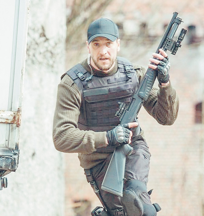 Среди актерских амплуа Александра есть и люди героических профессий. Одного из таких он сыграл в сериале «Налет»