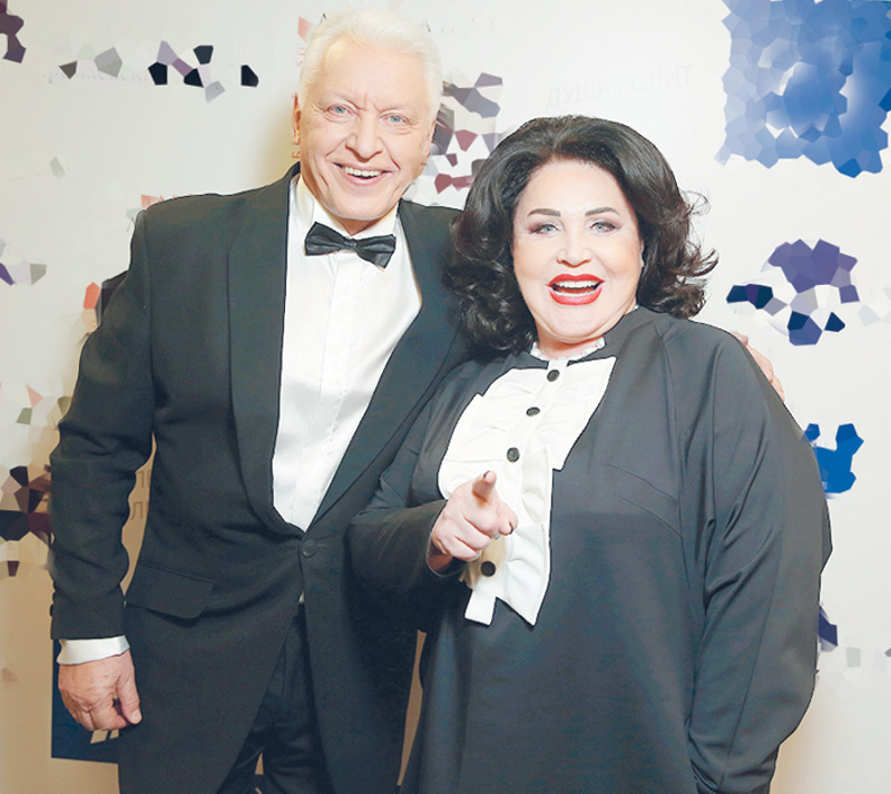 Надежда Бабкина от души поздравила именинника сначала за кулисами, а потом на сцене, где подарила публике зажигательное выступление