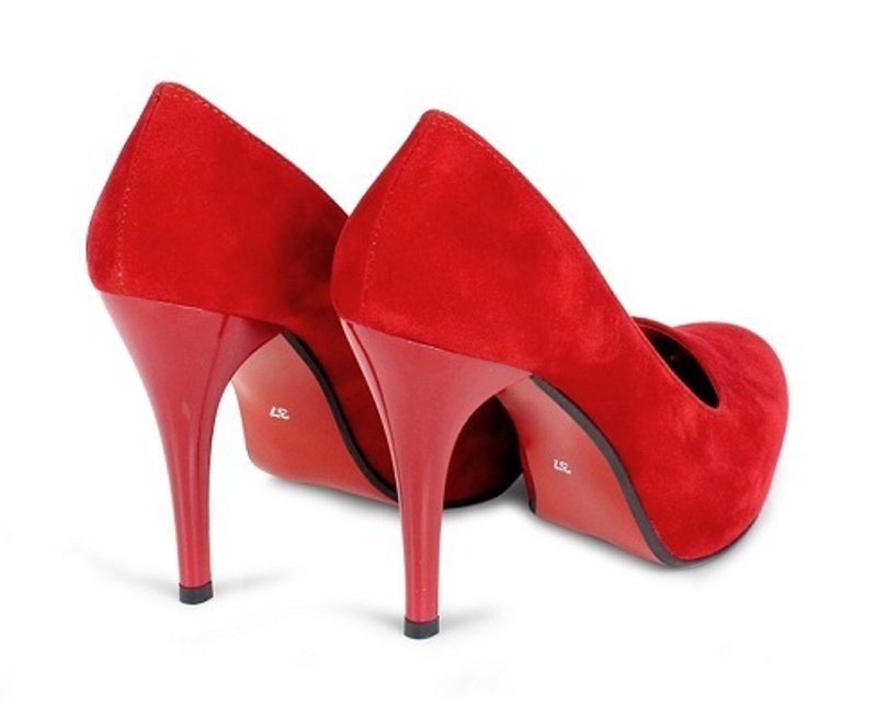 Вернуть жизнь замше можно пилочкой