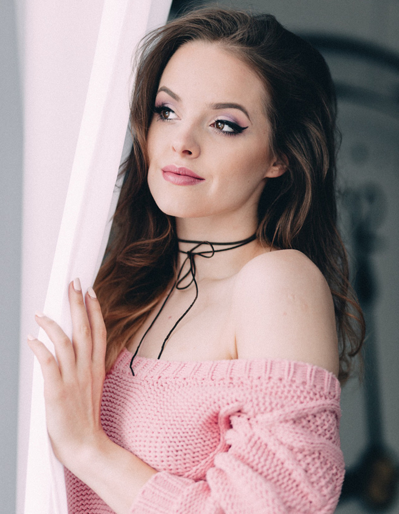 Колье-чокер лучше сочетать с нарядами, открывающими плечи