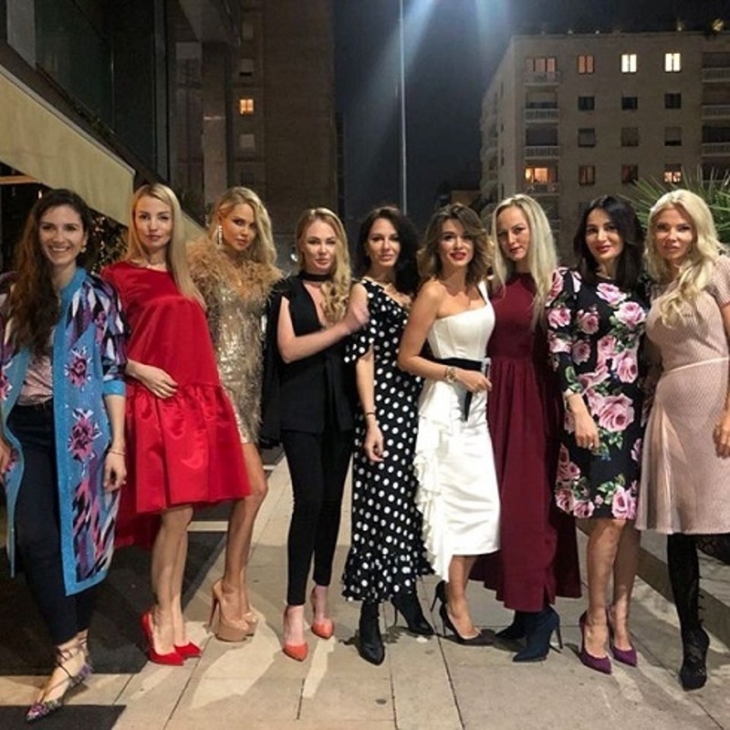 Именинница с подругами