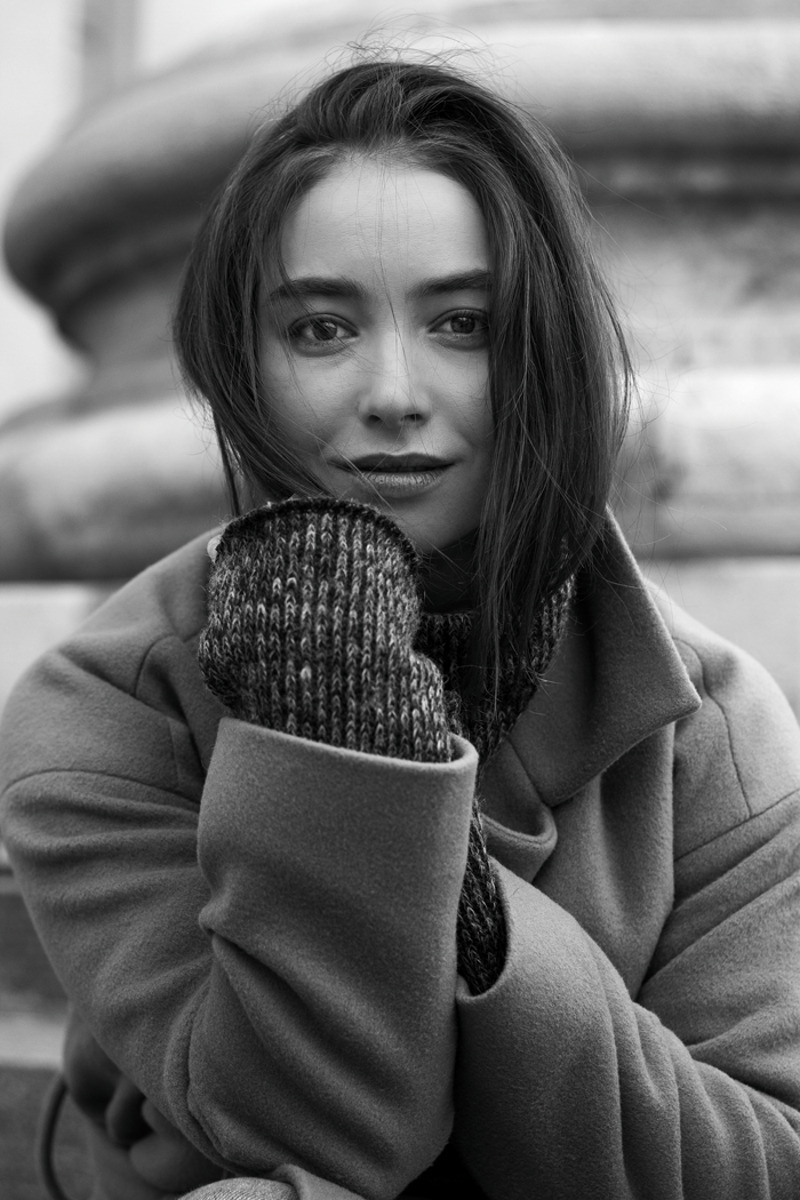 "Муж гордится мной и считает, что все вокруг ему завидуют. Но он никогда не устраивал сцен ревности – видимо, уверен в себе и моих чувствах к нему", - признается актриса