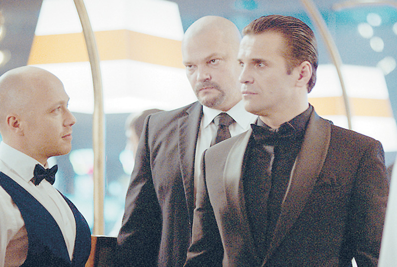 Герой Астахова в фильме «За гранью реальности» говорит по-английски, что на съемках стало серьезной проблемой для Сергея, который с языками пока на «вы»