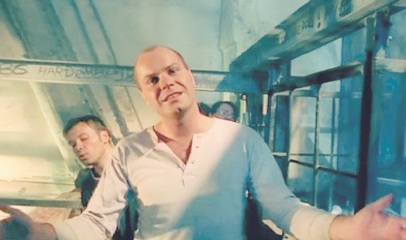 Песня из фильма «Генералы песчаных карьеров» в телешоу 1998 года стал одним из коронных концертных номеров группы «Несчастный случай»