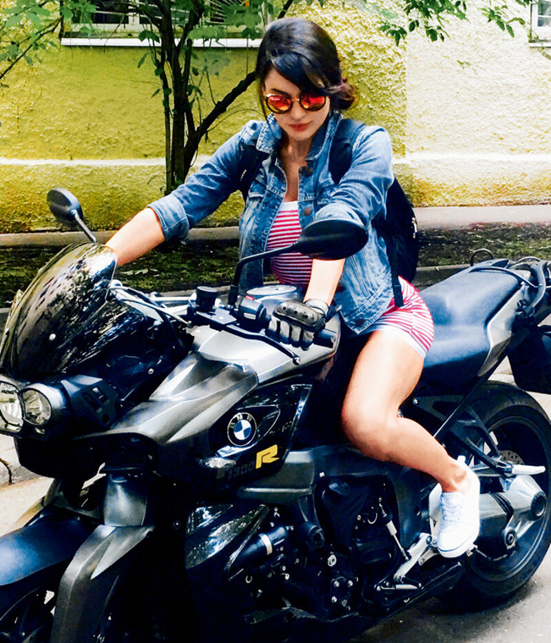 У Виктории ранообразные интересы: от мотоцикла до живописи