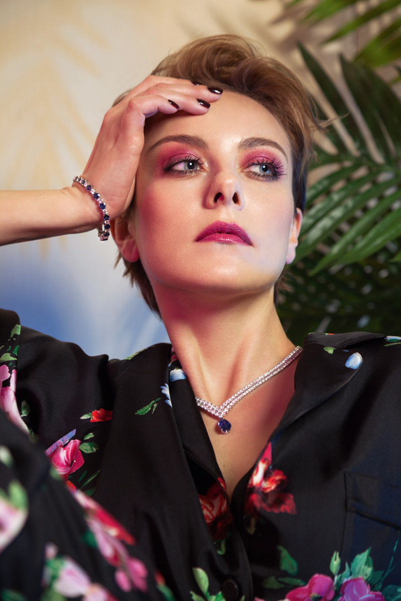 Костюм, dolce & gabbana; браслет и колье из коллекции Color, все – Mercury