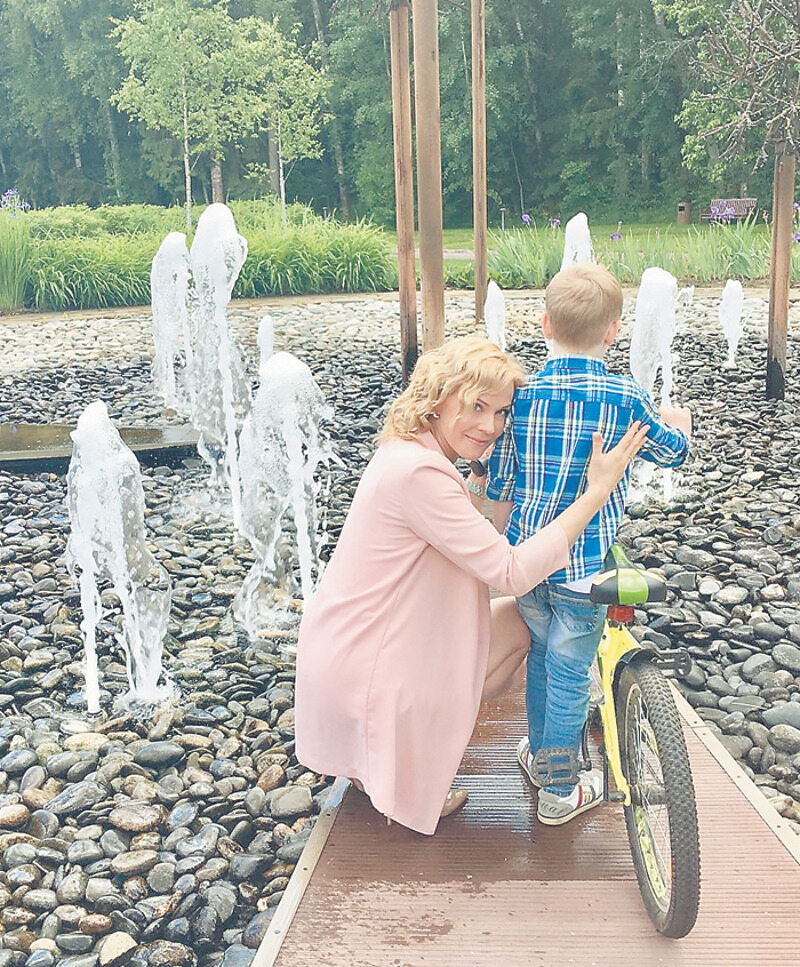 Мария старается находить как можно больше времени, чтобы проводить его со своим шестилетним сыном Иваном