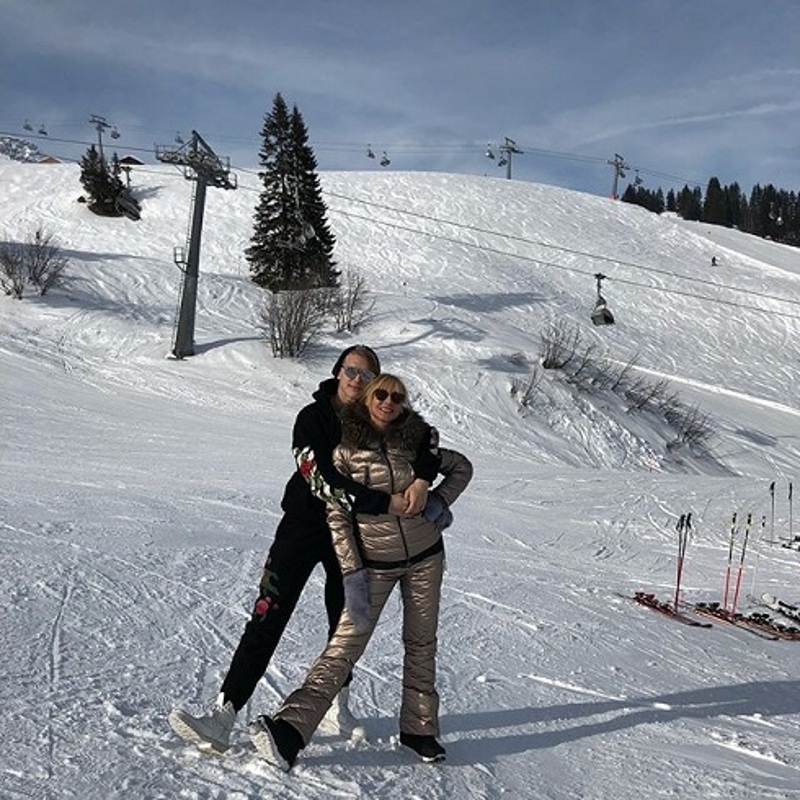 Дени давно перерос маму