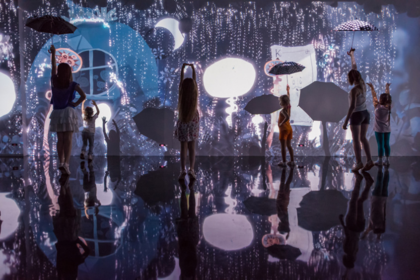 Масленица, клоунада, приключения Алисы и колыбельные