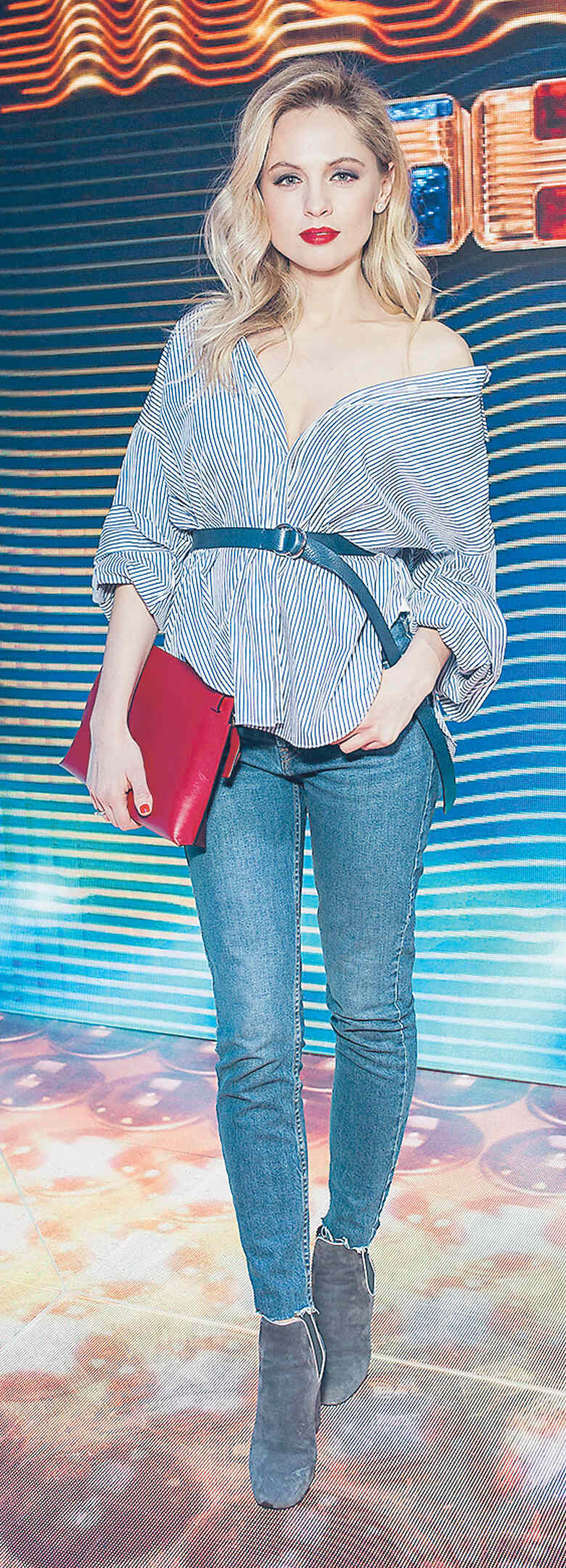 Янина Студилина оголила плечо