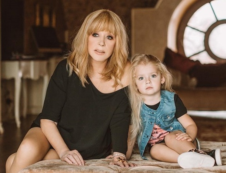 Поклонники сравнивают танец Аллы Пугачевой и ее дочки Лизы