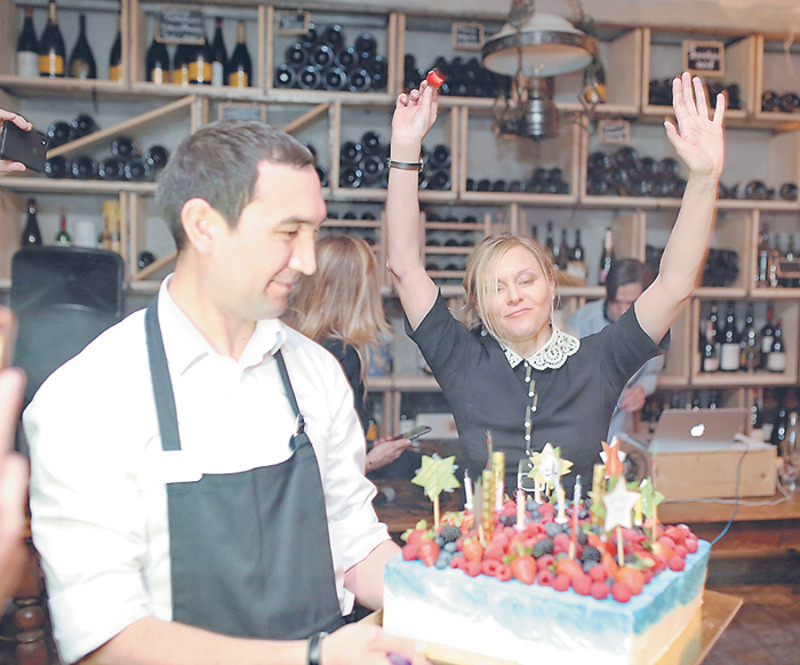 "Самым ярким впечатлением для меня стал почему-то торт, который назывался «Баба ягодка опять». Я его забыть до сих пор не могу и очень весело его встречала", — поделилась впечатлениями актриса после праздника