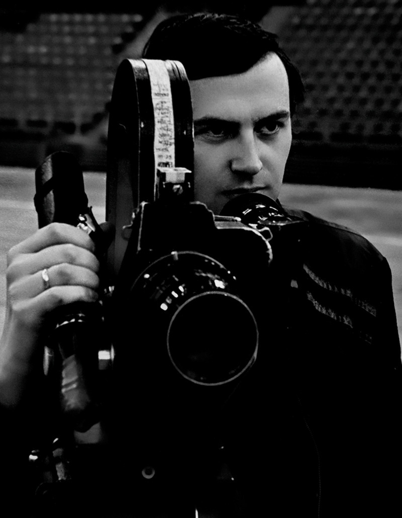 До того как прийти в режиссуру, Учитель поработал оператором