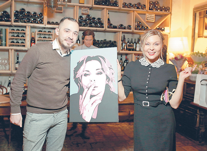 Портрет Яны Трояновой теперь найдет лучшее место у нее дома