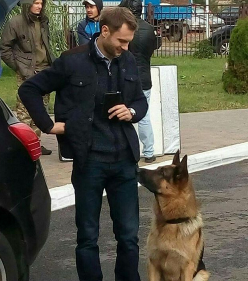 На съемках новых серий телефильма «Мухтар. Новый след» актер работал с пятью собаками. И со всеми Владимиру удалось найти общий язык