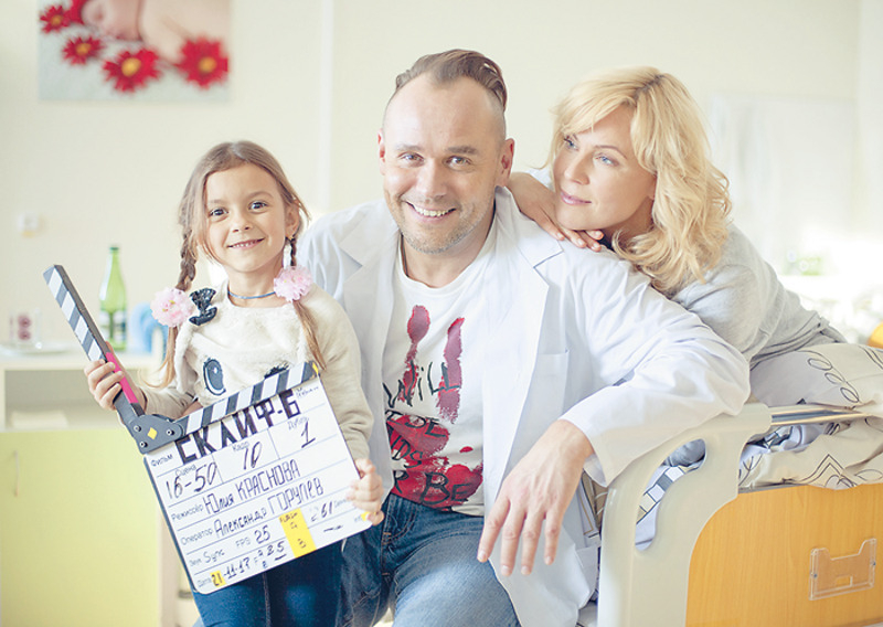 Сериальная семья Максима Аверина. В роли супруги доктора Брагина Мария Куликова, а дочку героя Аверина сыграла Вероника Волоха