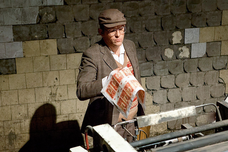 В фильме «Деньги» Лавров сыграл главную роль – фальшивомонетчика Алексея Баранникова