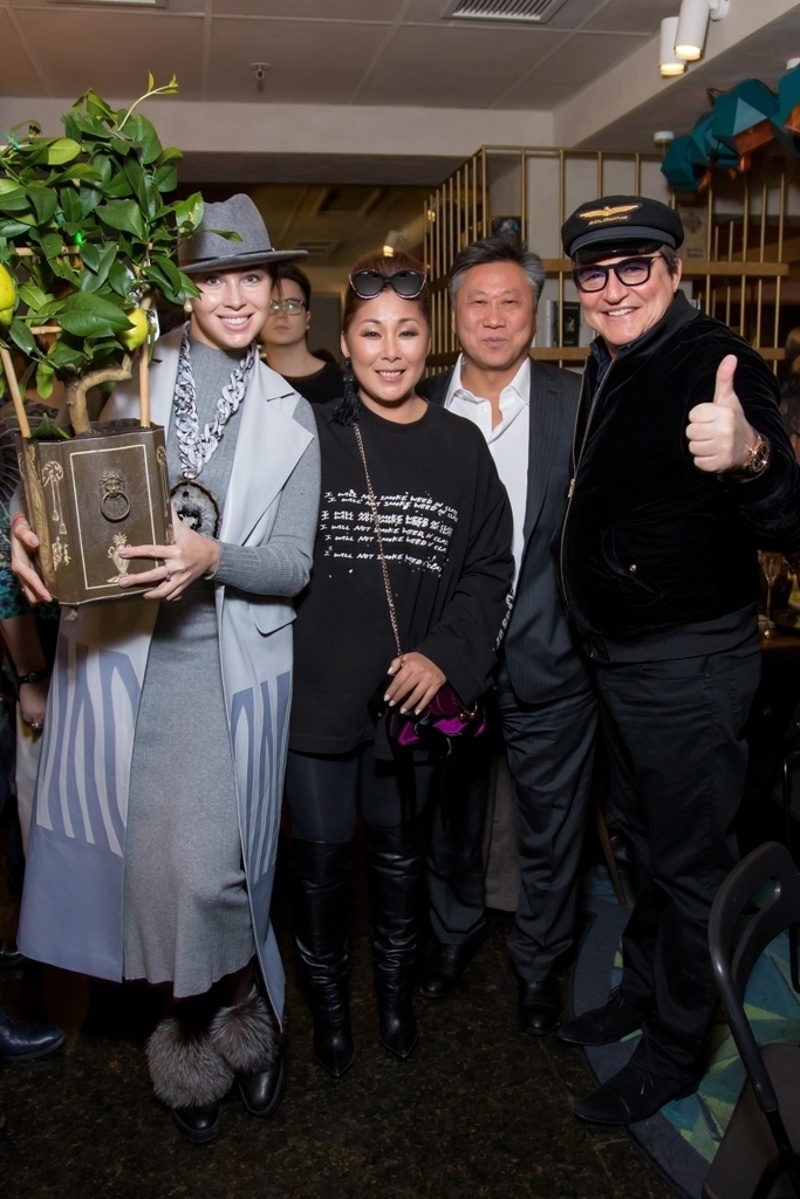 Дибровы принесли Аните настоящее лимонное дерево, которое прекрасно впишется в новый интерьер ее дома