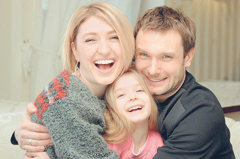 Камила, супруга Владимира, тоже работает в кинобизнесе в качестве стилиста. Их шестилетняя дочь Мирослава растет очень общительным и творческим ребенком