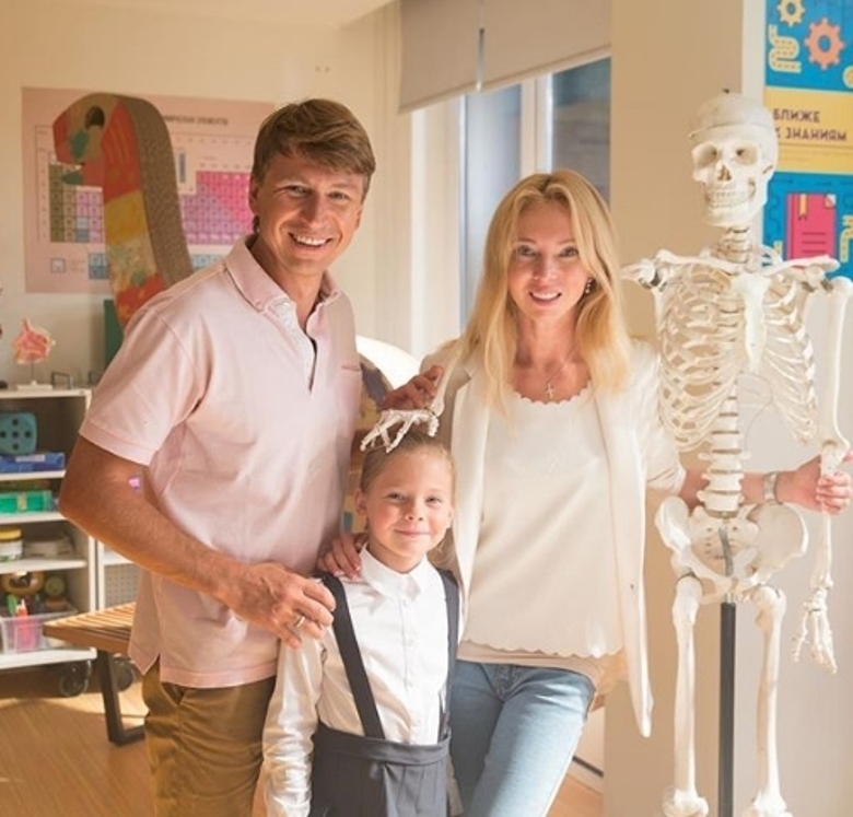 Алексей Ягудин с женой Татьяной Тотьмяниной и дочерью Лизой