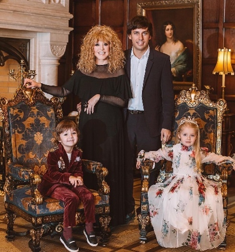 Звездное семейство поздравило поклонников