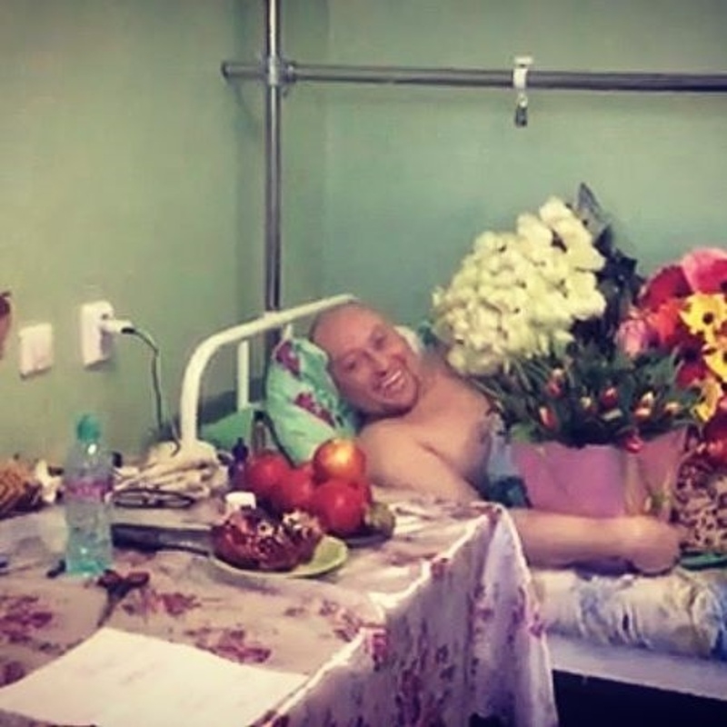 Певец принимает подарки