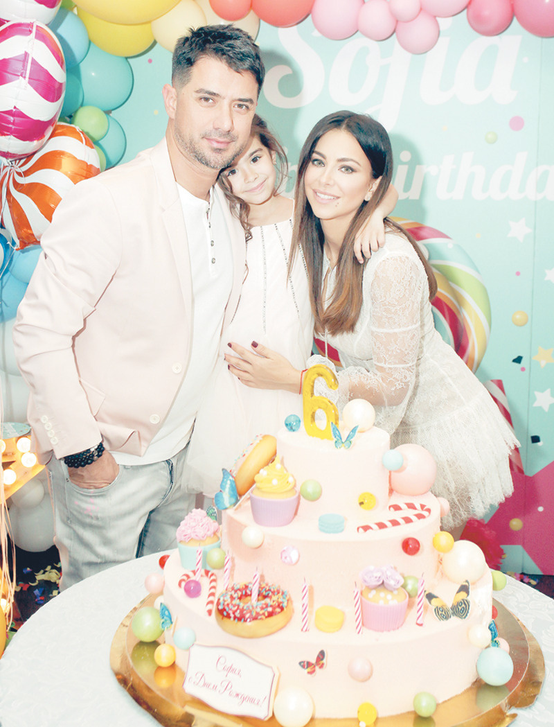 София, шестилетняя дочка Ани и Мурата, растет самостотельным ребенком и с пониманием относится к работе мамы