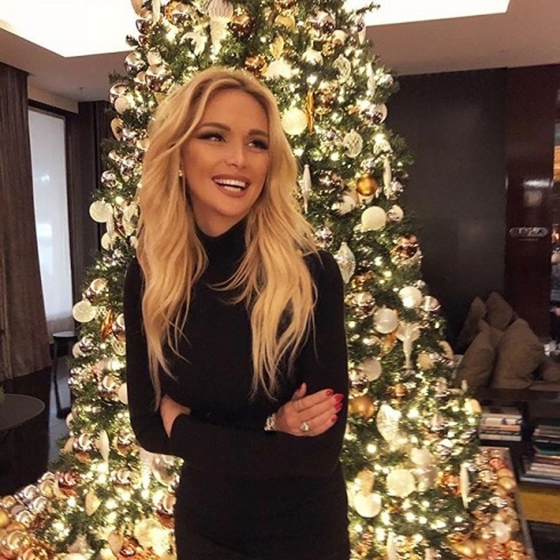 Модель похвасталась елочкой