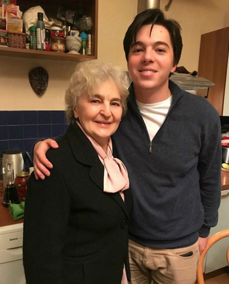 Сын Алисы Толкачевой с бабушкой