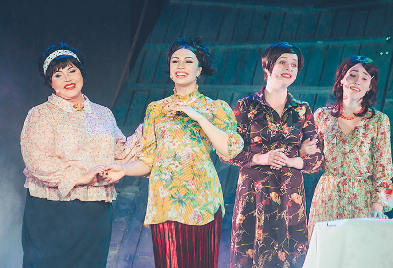 Надежда Бабкина (слева) в спектакле по повести Василия Шукшина «Калина красная»