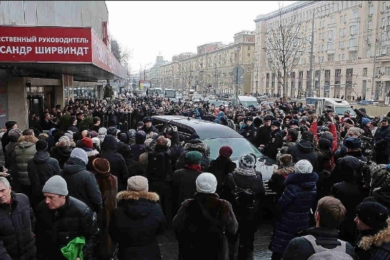У входа Театра Сатиры выстроилась очередь из желающих проститься с Михаилом Державиным